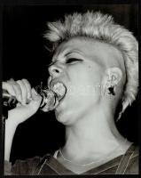 cca 1989 Botos Kriszta punkénekesnő fellépése a Fekete Lyuk alternatív zenei klubban, Zétényi Zoltán fotóművész publikált fotója, hátoldalon pecséttel jelzett, szép állapotban, 30×24 cm