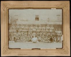 cca 1895 Katonai egység a laktanyaudvaron fegyverekkel, kartonra kasírozott fotó Rembrandt fényirdájából, 17,5×23 cm