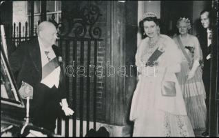 cca 1952 II. Erzsébet királynő és Winston Churchill, fotó, 9×14 cm