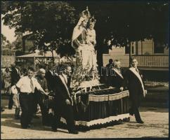 cca 1960 Körmenet Mária szoborral, fotó, 18,5×22,5 cm