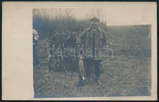 1929 Irsai Szabó Lajos főhercegi uradalmi intéző vadászaton, levélként elküldött fotólap, 8,5×13,5 cm