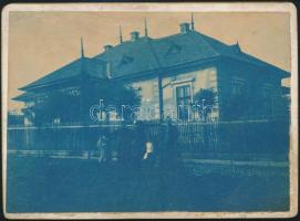 1890 Budapest, Rózsadomb, a Zárda és Áldás utca sarkán állt ház, hátoldalon feliratozott fotó, 8,5×12 cm