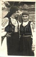 Zsilymacesdparoseny, Jiu-Paroseni; Fete din Paroseni (Valea Jiului) / Bauernmädchen aus Paroseni (Schieltal) / parasztlányok Parosenyből (Zsil völgy) / Transylvanian folklore, peasant girls from Paroseni, traditional costumes