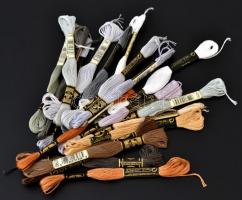 Gobelin képalap + fonalak hozzá, 19 db