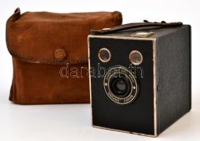 cca 1935 Kodak Eastman Super Six-20 Brownie Junior box fényképezőgép, eredeti vászon tokjában, működőképes, jó állapotban / Vintage Kodak box camera, with original case, in good, working condition