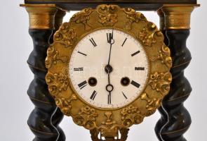 XIX. sz.: Oszlopos asztali ingaóra. Felesütős szerkezettel, Bronz ingával. Müködő, de beállításra sz...