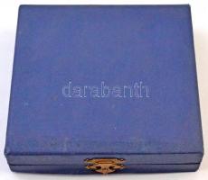 Kovács Dezső (1921-) 1977. "Magyar Testnevelési Főiskola" Br emlékérem dísztokban (70mm) +...