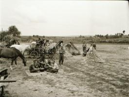 Thöresz Dezső (1902-1963) békéscsabai gyógyszerész és fotóművész szolgálatot teljesített egy sebesül...