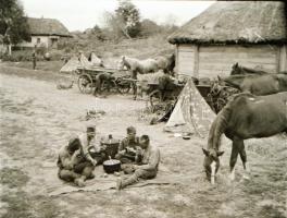 Thöresz Dezső (1902-1963) békéscsabai gyógyszerész és fotóművész szolgálatot teljesített egy sebesül...
