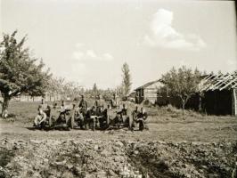 Thöresz Dezső (1902-1963) békéscsabai gyógyszerész és fotóművész szolgálatot teljesített egy sebesül...