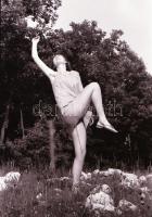 cca 1960 Mozgásművész a kertben, 3 db vintage negatív, 24x36 mm