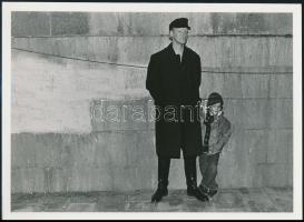 cca 1977 A magyar fotográfia avantgarde korszakából 4 db jelzett vintage fotó, 18x24 cm és 13x18 cm ...