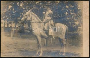 cca 1930-1940 Díszruhás férfi lovon, fotó, Burg Izsó debreceni Adria műterméből, hátulján pecséttel jelzett, 8,5×13,5 cm