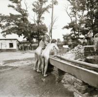 cca 1984 Tanyán élni jaj de jó!, szolidan erotikus felvételek, 9 db vintage negatív, 6x6 cm