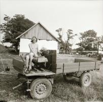 cca 1984 Tanyán élni jaj de jó!, szolidan erotikus felvételek, 9 db vintage negatív, 6x6 cm