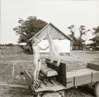 cca 1984 Tanyán élni jaj de jó!, szolidan erotikus felvételek, 9 db vintage negatív, 6x6 cm