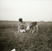 cca 1984 Tanyán élni jaj de jó!, szolidan erotikus felvételek, 9 db vintage negatív, 6x6 cm