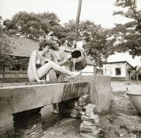 cca 1984 Tanyán élni jaj de jó!, szolidan erotikus felvételek, 9 db vintage negatív, 6x6 cm