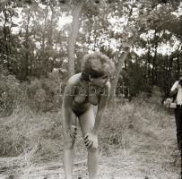 cca 1988 Barbara megmutatja, szolidan erotikus felvételek, 9 db vintage negatív, 6x6 cm