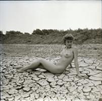 1985 Két szép nap Huncutkával, szolidan erotikus felvételek, 9 db vintage negatív, 6x6 cm