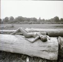 cca 1984 Alföldi kalandok, szolidan erotikus felvételek, 9 db vintage negatív, 6x6 cm