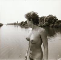 cca 1985 A folyami hajó legfiatalabb matróza, szolidan erotikus felvételek, 8 db vintage negatív, 6x...