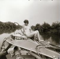 cca 1985 A folyami hajó legfiatalabb matróza, szolidan erotikus felvételek, 8 db vintage negatív, 6x...