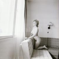 cca 1986 Alkalmi együttlétek emlékére, szolidan erotikus felvételek, 9 db vintage negatív, 6x6 cm