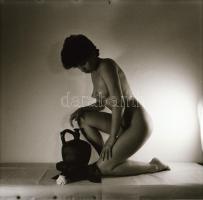 cca 1983 Korsós modell, szolidan erotikus felvételek, 5 db vintage negatív, 6x6 cm