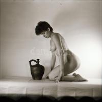 cca 1983 Korsós modell, szolidan erotikus felvételek, 5 db vintage negatív, 6x6 cm