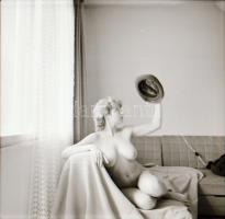 cca 1986 Kalapban és kalap nélkül, szolidan erotikus felvételek, 7 db vintage negatív, 6x6 cm