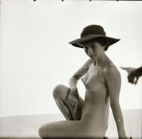 cca 1985 Műtermi örömök, szolidan erotikus felvételek, 8 db vintage negatív, 6x6 cm