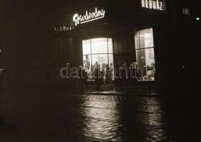 cca 1964 Budapest, Kőbánya éjszakai fényei, 18 db vintage negatív, 6x6 cm