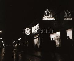 cca 1964 Budapest, Kőbánya éjszakai fényei, 18 db vintage negatív, 6x6 cm