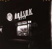 cca 1964 Budapest, Kőbánya éjszakai fényei, 18 db vintage negatív, 6x6 cm