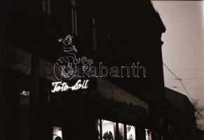 cca 1964 Budapest, Kőbánya éjszakai fényei, 18 db vintage negatív, 6x6 cm