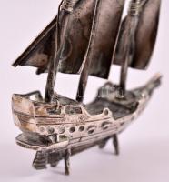 Ezüst (Ag.) mini vitorlás, jelzett, 7×4,5 cm, nettó:26 g