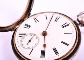 Ezüst (Ag) angol másodpercmutatós zsebóra, kulccsal, működik, kopottas, jelzett, bruttó: 131 g