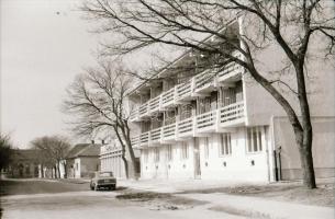 cca 1977 Kecskemét, várostörténeti jelentőséggel bíró, 88 db vintage negatív, a tasakon feliratozva,...