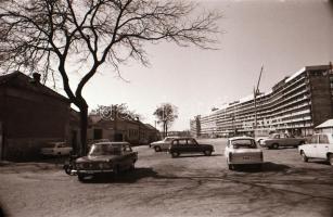 cca 1977 Kecskemét, várostörténeti jelentőséggel bíró, 88 db vintage negatív, a tasakon feliratozva,...