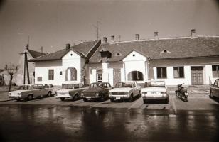 cca 1977 Kecskemét, várostörténeti jelentőséggel bíró, 88 db vintage negatív, a tasakon feliratozva,...