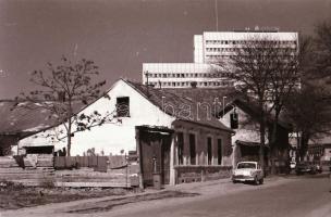 cca 1977 Kecskemét, várostörténeti jelentőséggel bíró, 88 db vintage negatív, a tasakon feliratozva,...