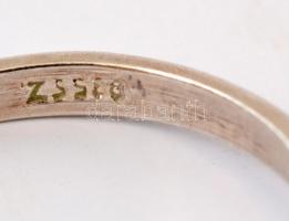 Ezüst(Ag) szoliter gyűrű, kővel, jelzett, méret: 57, bruttó: 1,8 g