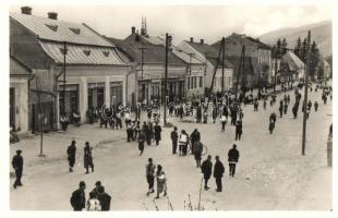 Kőrösmező, Jaszinya, Jasina, Yasinia; Fő utca, Lebovits Bernát üzlete, ruszin (rutén) népviselet, folklór, kerékpáros férfi / main street with shops, Rusyn (Ruthene) traditional costumes, folklore, man with bicycle