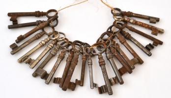 20 db régi kulcs, különböző méretekben, jórészt rozsdás