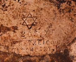 cca 1900 öntött vas parázsfogó, jelzett, 42×22 cm