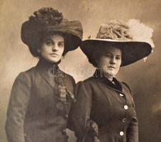 Vegyes fotó tétel: portrék, családi képek, életképek, kevés városkép, szobabelső, stb., összesen kb....