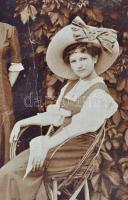 Vegyes fotó tétel: portrék, családi képek, életképek, kevés városkép, szobabelső, stb., összesen kb....