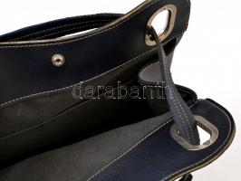 MALÉV válltáska, belsejében MALÉV logós tárgyakkal, 7 db