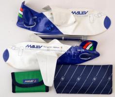 MALÉV válltáska, belsejében MALÉV logós tárgyakkal, 7 db